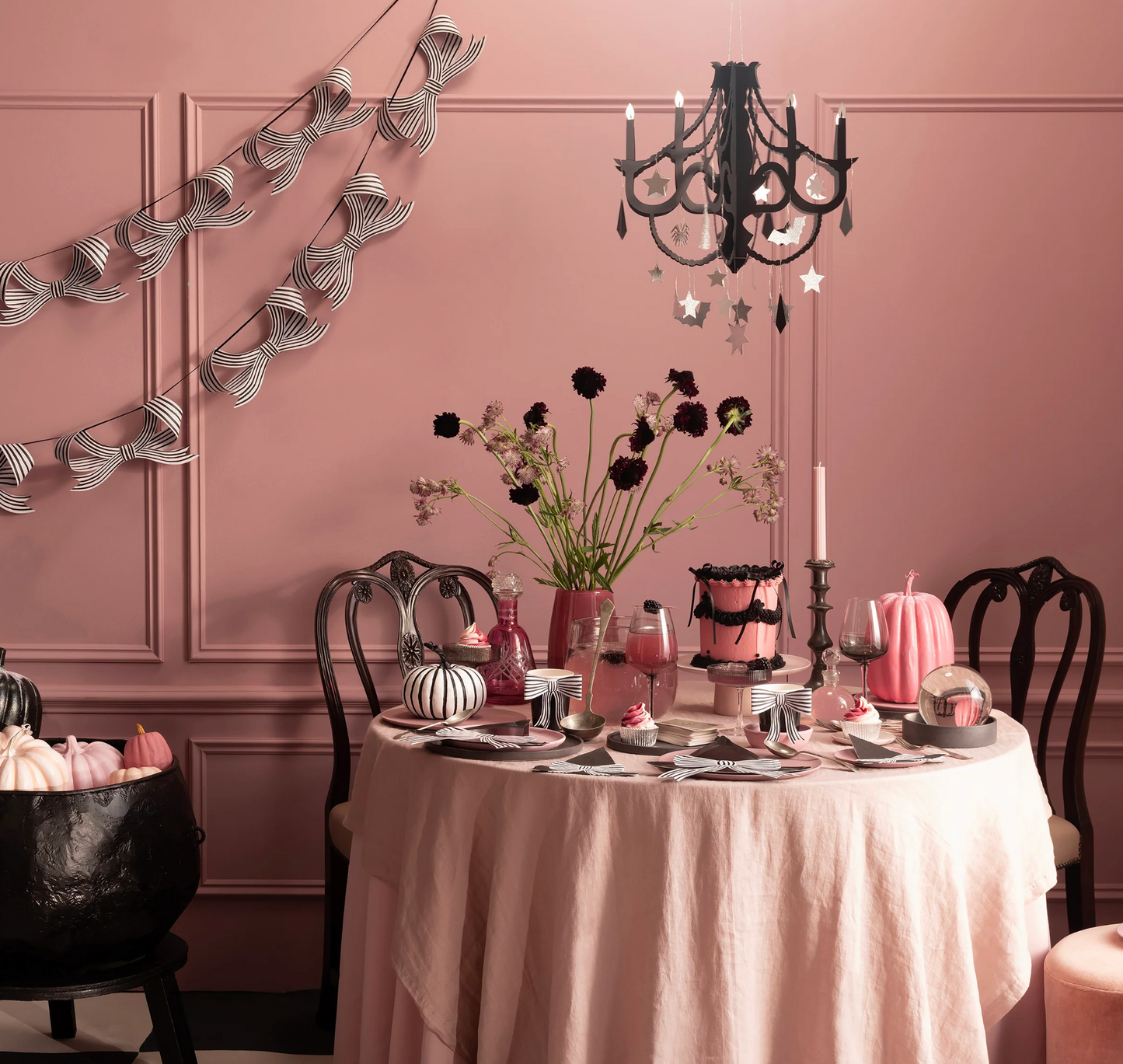 Black & White Stripy Bow Garland